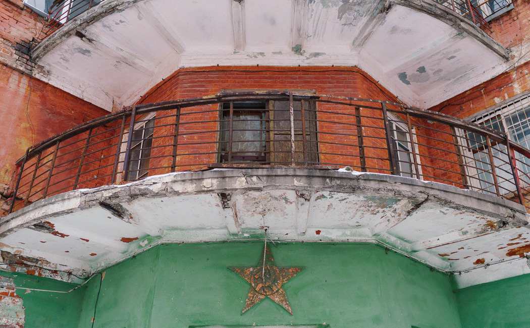 Дом с историей. Как живется в конструктивистском здании с красной звездой в Адмиралтейской слободе
