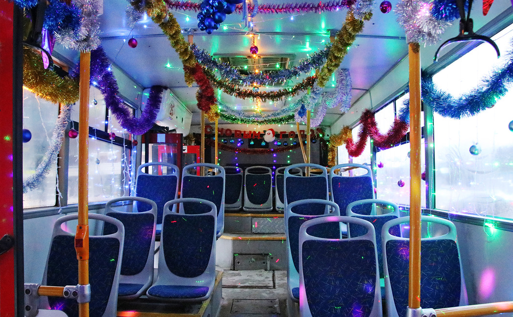 Поехавшая елка: как выглядит новогоднее украшение казанских автобусов
