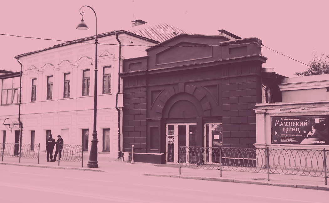 Старинный дом в центре Казани покрасили в темно-серый цвет. А что, можно было?