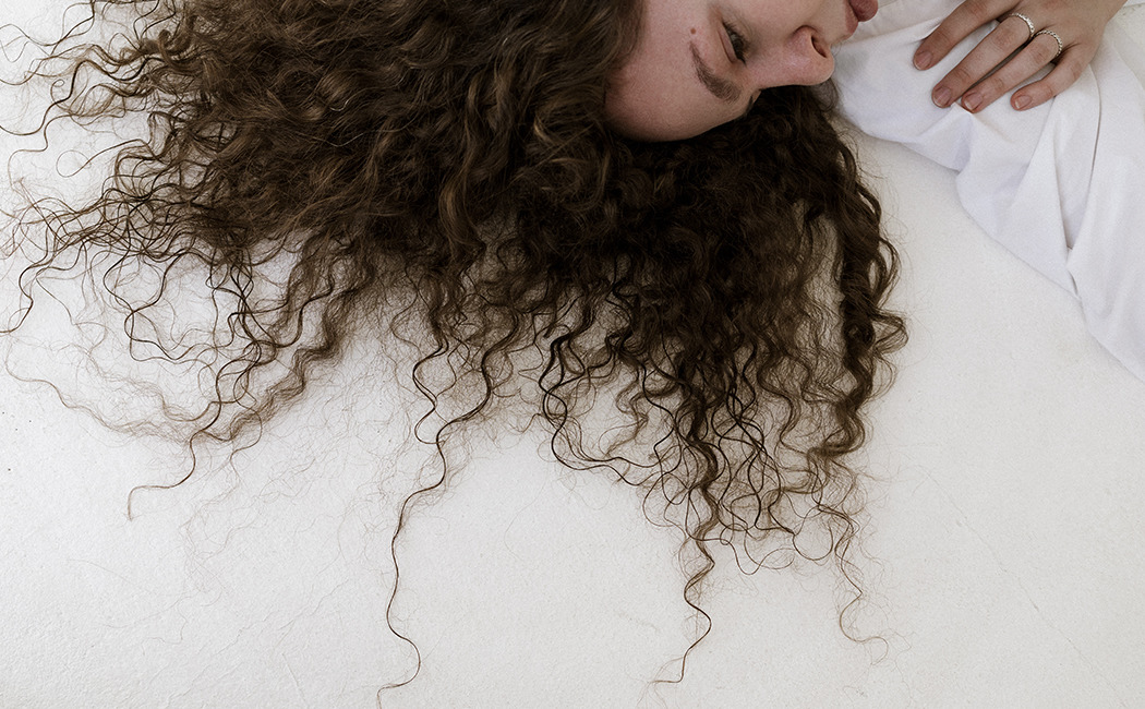Уход за кудрявыми волосами: метод Curly Girl и советы казанского сообщества - Инде