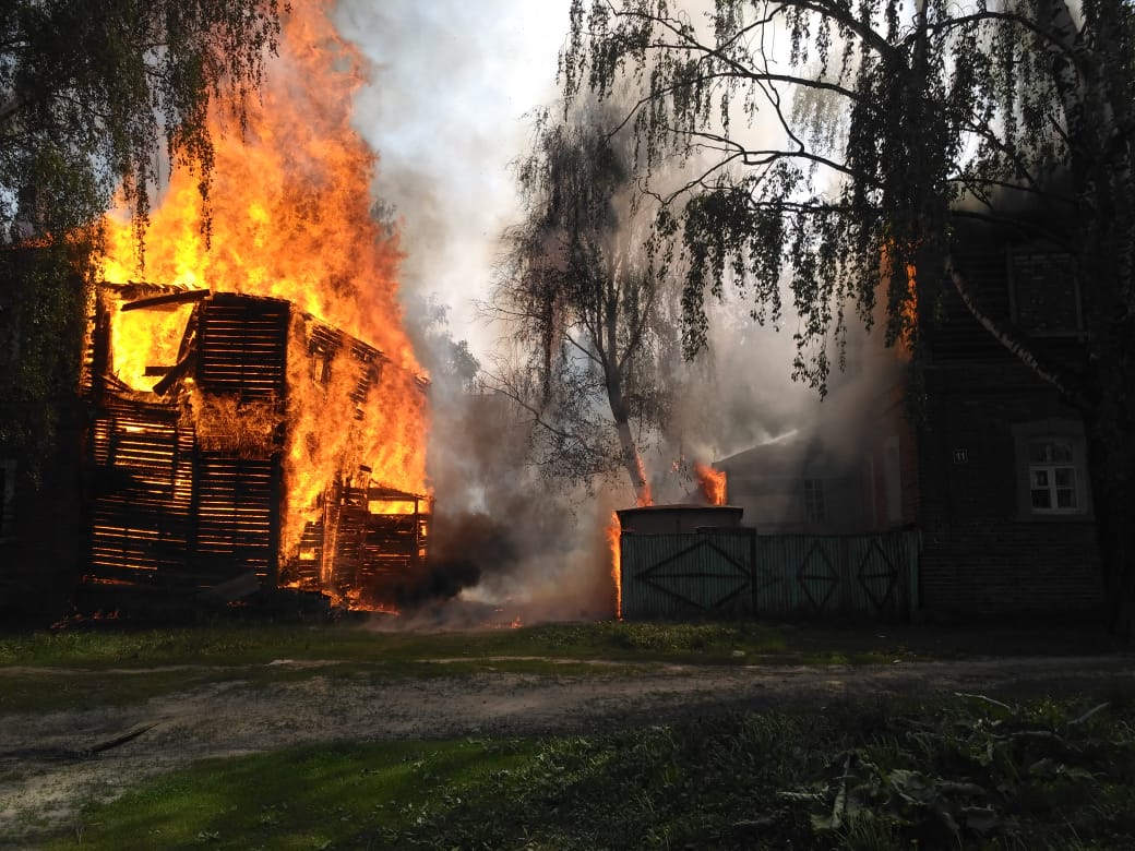 Фото: в историческом микрорайоне Полукамушки сгорели два дома - Инде