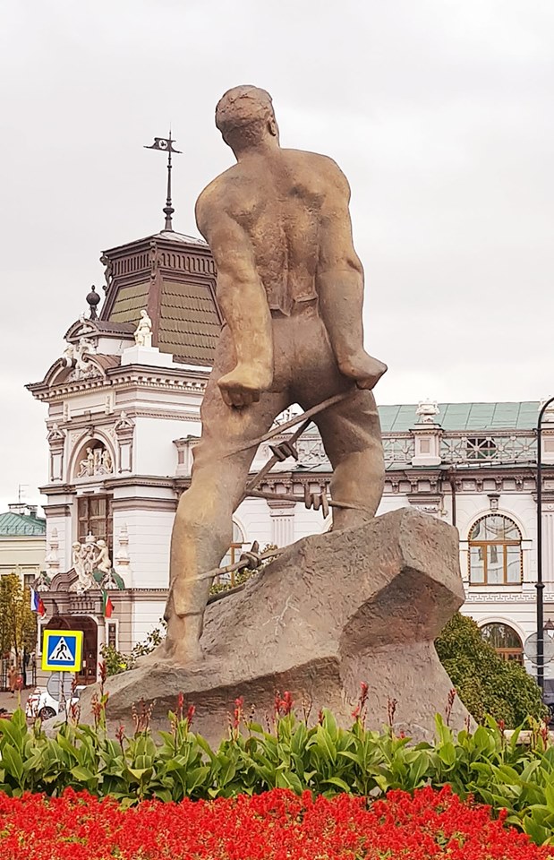 Памятник в казани в 2016. Памятник Мусы Джалиля. Памятник Мусы Джалиля в Казани. Памятники Мусы Джалиля у Казанского Кремля. Памятник Мусе Джалилю в Казани.